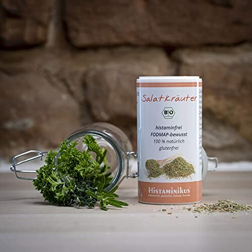 Bio Salatkräuter Gewürzmischung in einer Dose vor einer Ziegelwand