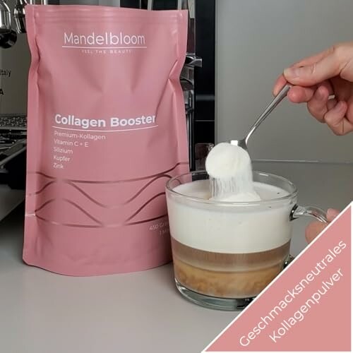 Kollagenpulver wird in Kaffee gerührt.