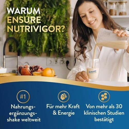 Frau gießt Ensure Nutrivigor Shake in ein Glas auf der Küchentheke.