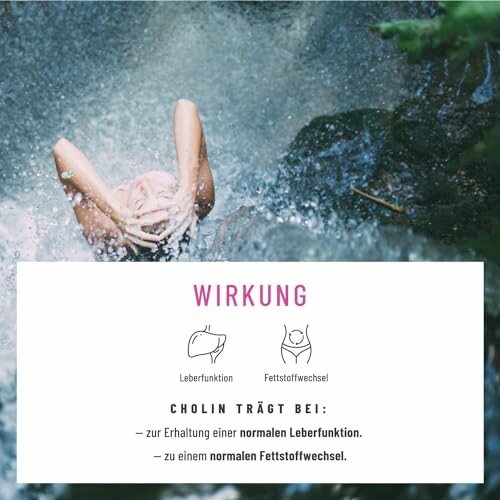 Person unter Wasserfall mit erhobenen Armen