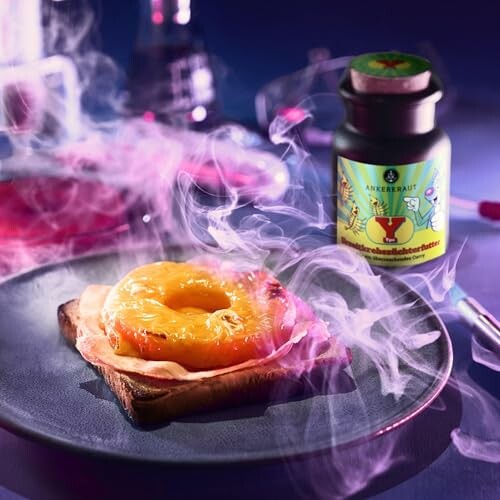 Rauchender Toast mit Schinken und Ananas, neben Gewürzglas.