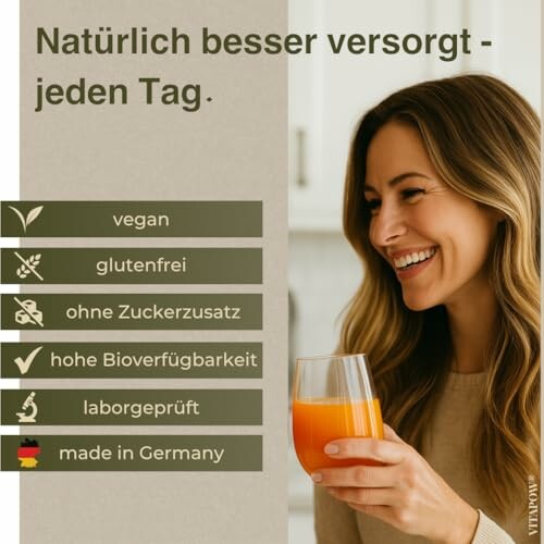 Frau trinkt Saft mit gesundheitlichen Vorteilen.