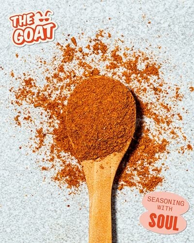 Holzlöffel mit Gewürzpulver auf grauem Hintergrund